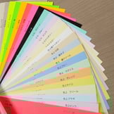 色付きシール素材に印刷する場合の利点と注意点を解説