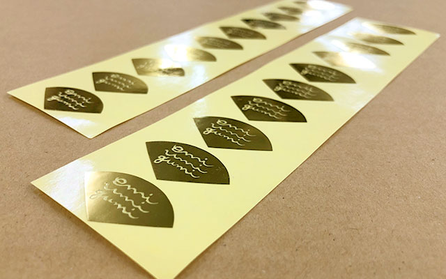 手作りアクセサリーを入れる化粧箱や袋に貼る金箔ロゴのシール 透明 金箔 シール印刷実績 No 265 繁盛シール工房 手作りアクセサリーを入れる化粧箱や袋に貼る金箔ロゴのシール 透明 金箔 シール印刷実績 No 265 繁盛シール工房